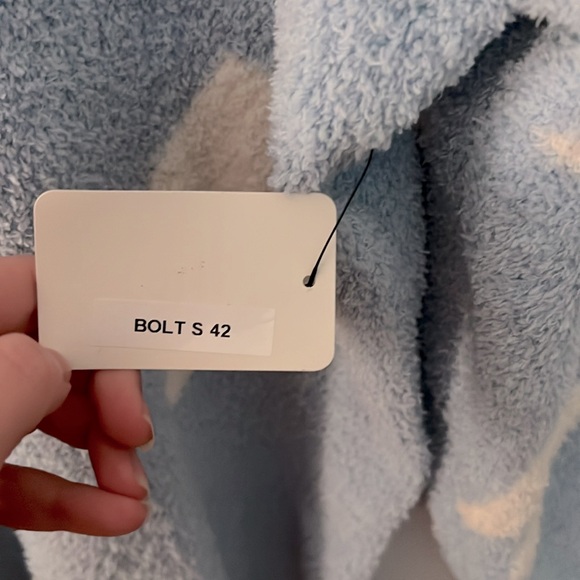 NWT Fuzzy Sweater Size Medium - Picture 6 of 7